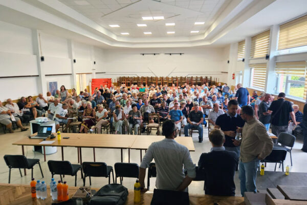 Građani na javnom skupu