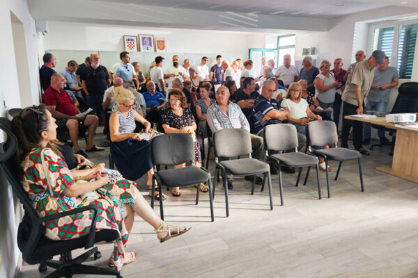 Stanovnici Lovreća i Opanaka na javnoj tribini o katastarskoj izmjeri