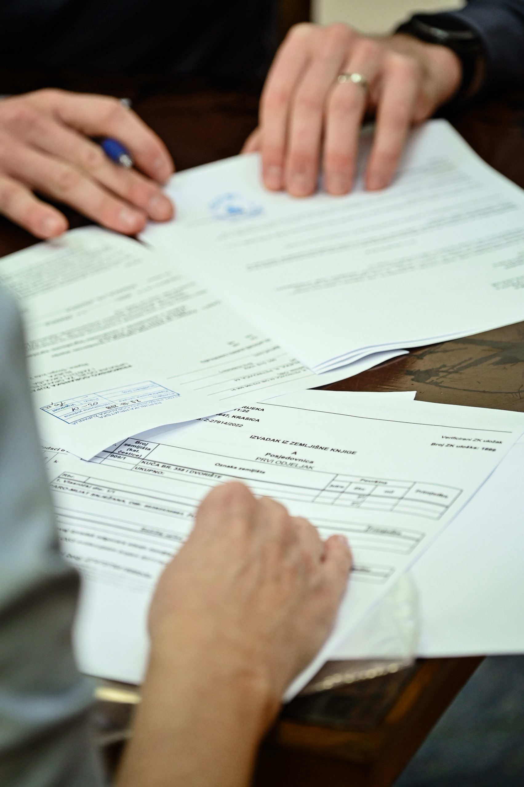 Predočavanje elaborata katastarske izmjere, stranke gledaju dokumentaciju