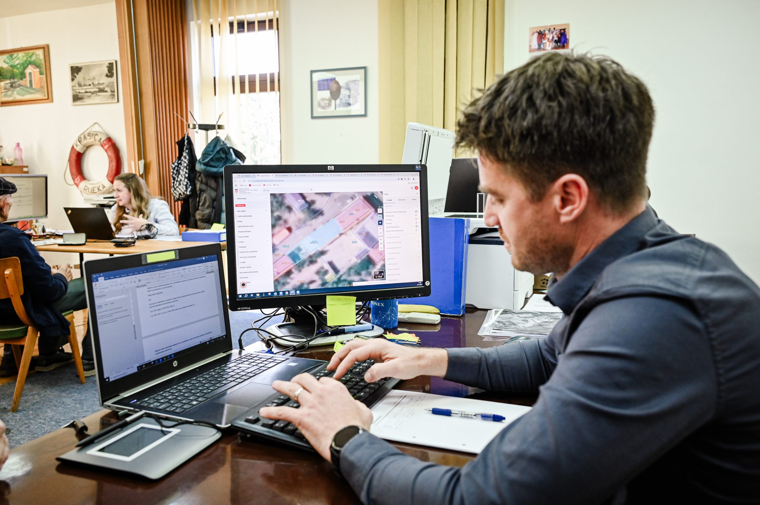 Izvođač na računalu za vrijeme predočavanja podataka katastarske izmjere