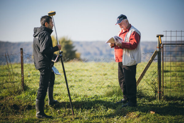 Geodet i stranka na terenu