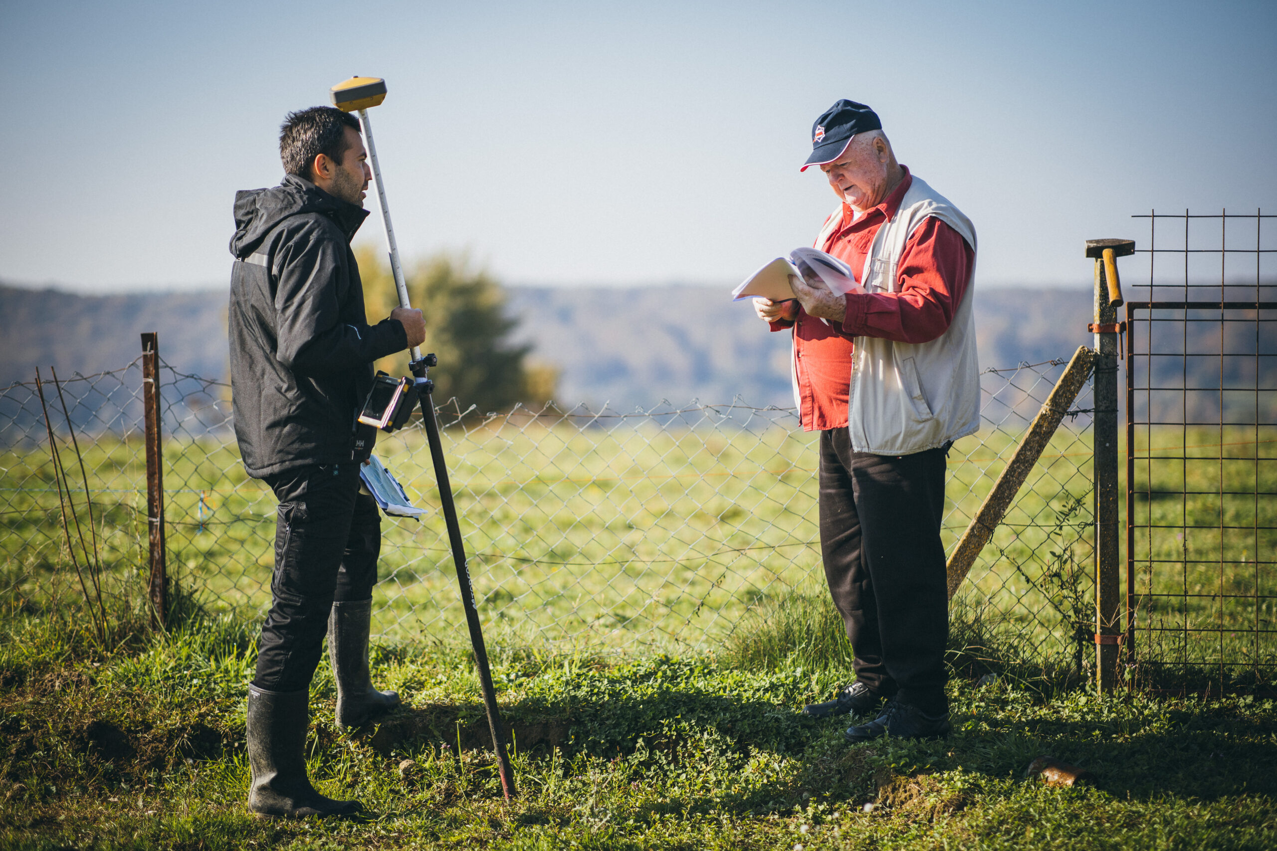 Geodet i stranka na terenu